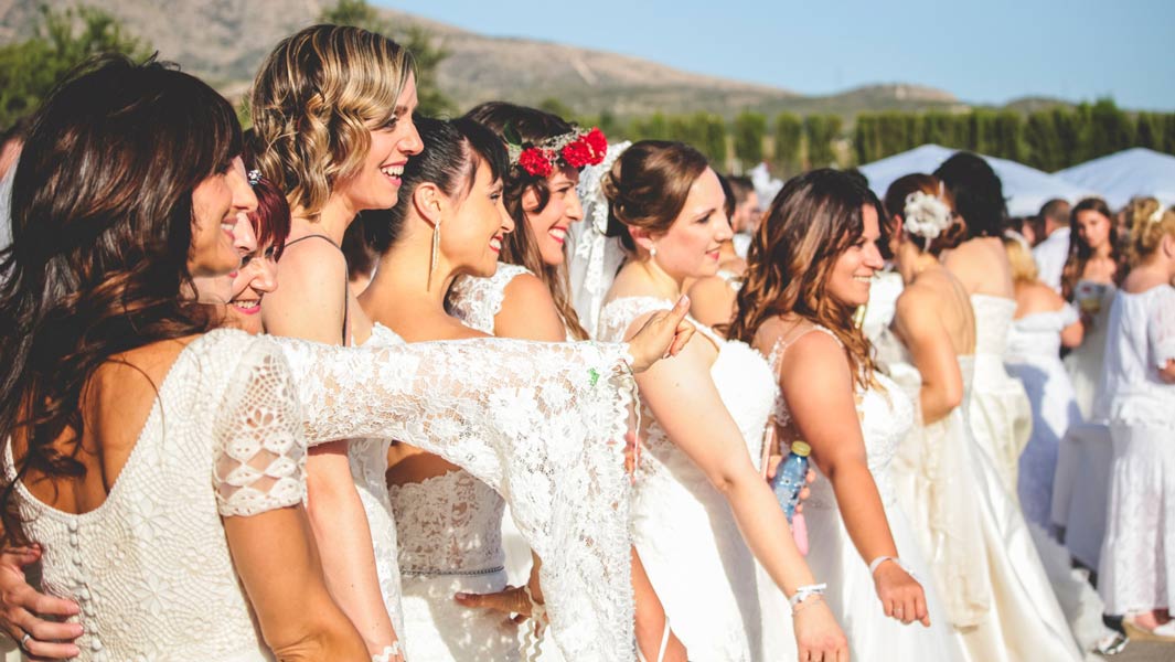 Here come the brides - 1,347 women dressed in white set new record