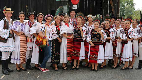 Thousands of Romanians perform record-breaking folk dance in costume