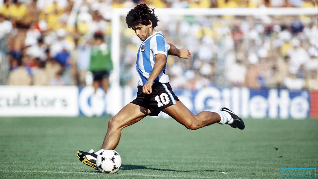 [Image: Diego-Maradona-playing-football-1982_tcm25-640178.jpg]