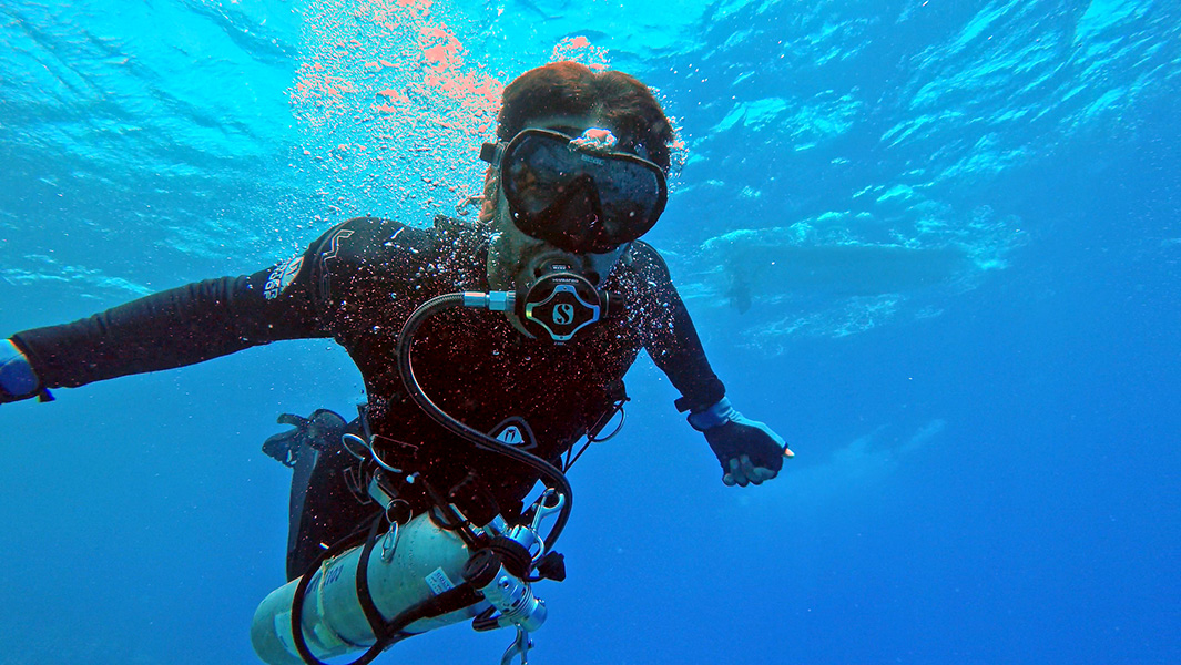 Video: Disabled "superhuman" smashes fastest 10 km scuba diving record