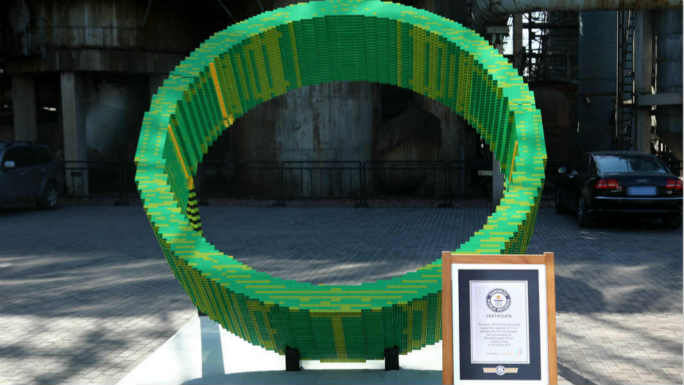 45,000 bricks used to create largest LEGO® brick ring sundial for GWR Day