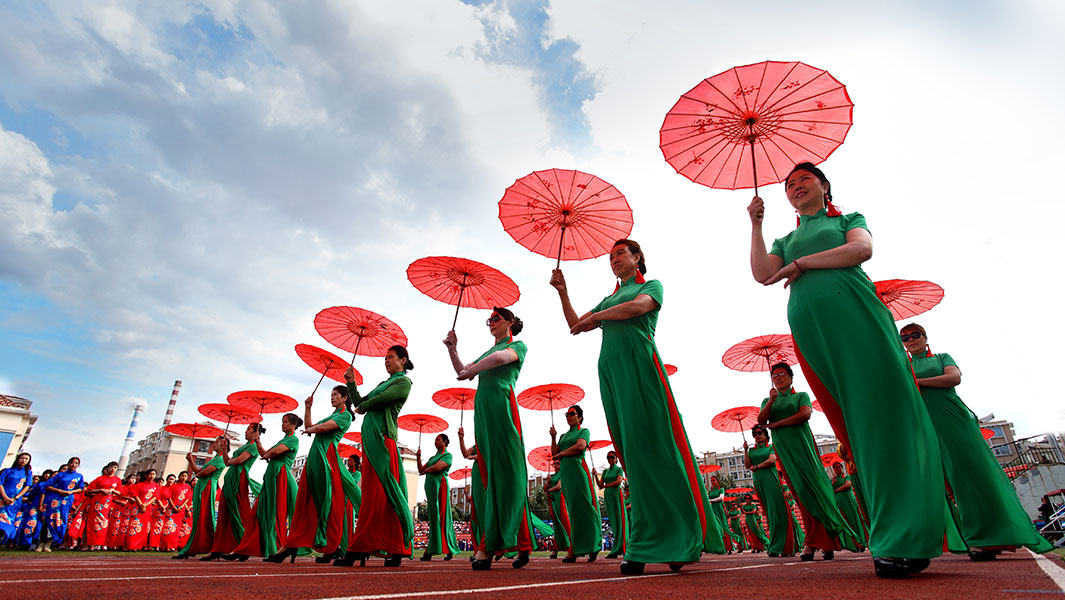 In pictures: 5,599 ladies wear cheongsam for stunning record attempt in China