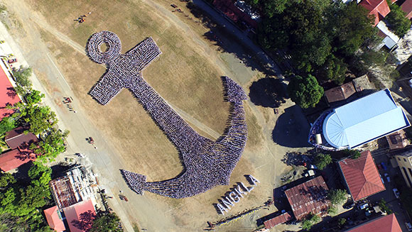 Video: Philippine students create largest human image of an anchor to celebrate country’s seafarers