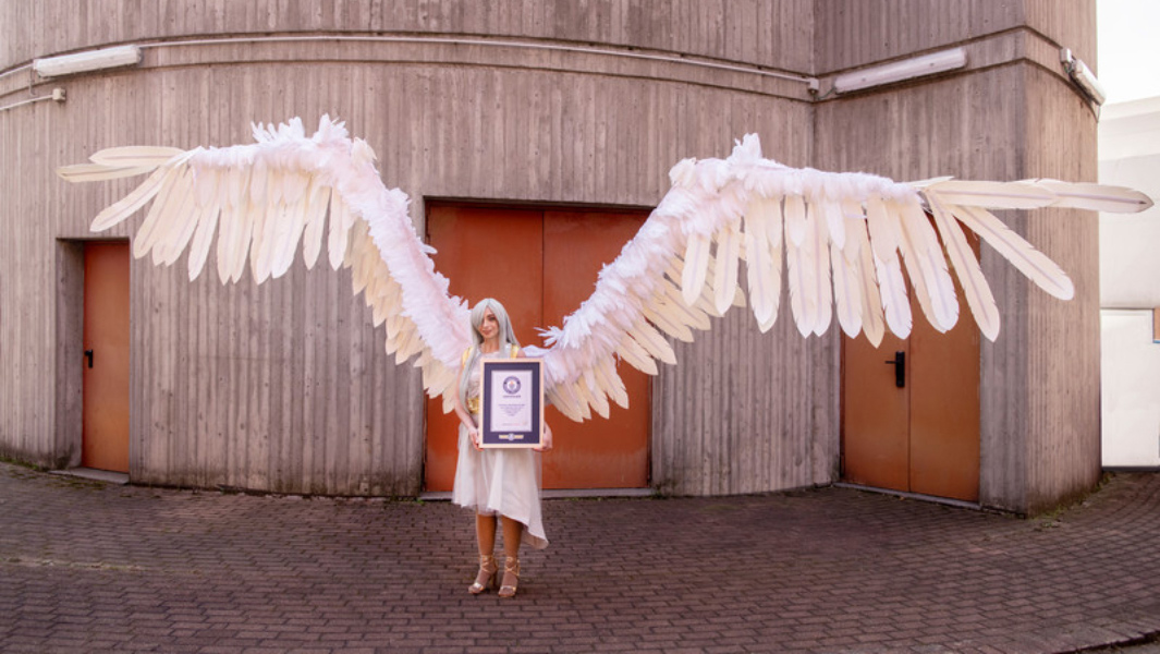 Italian cosplayer builds giant mechanical wings to break record