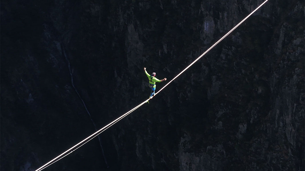 Daredevil completes world’s longest highline walk between two mountains - blindfolded