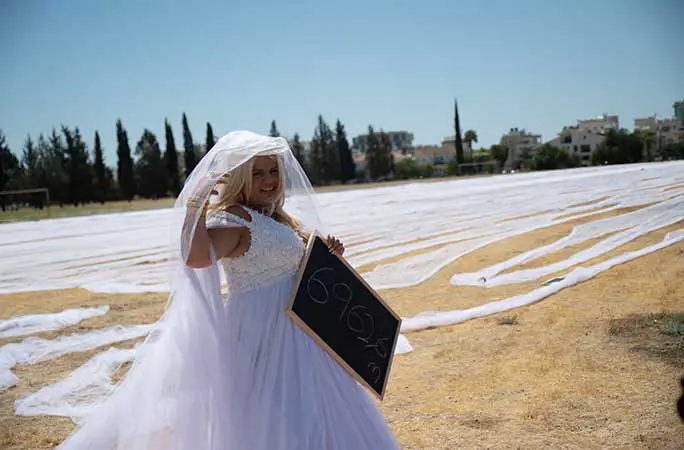 Bride S Dream Comes True With Wedding Veil That S Longer Than 63 Football Fields Guinness World Records