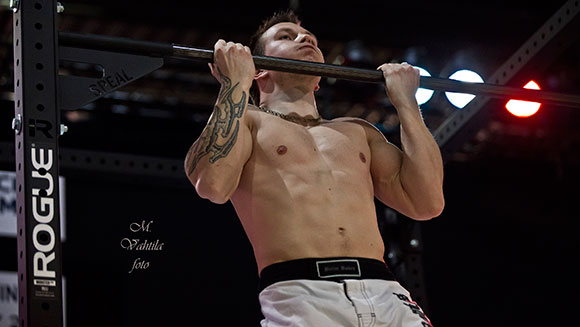Finnish firefighter smashes 24-hour chin ups record in spite of serious shoulder injury