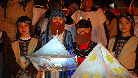 British town gets in Christmas spirit as 1,254 people take part in nativity
