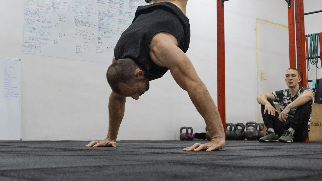 Strength coach performs record-breaking number of handstand push ups