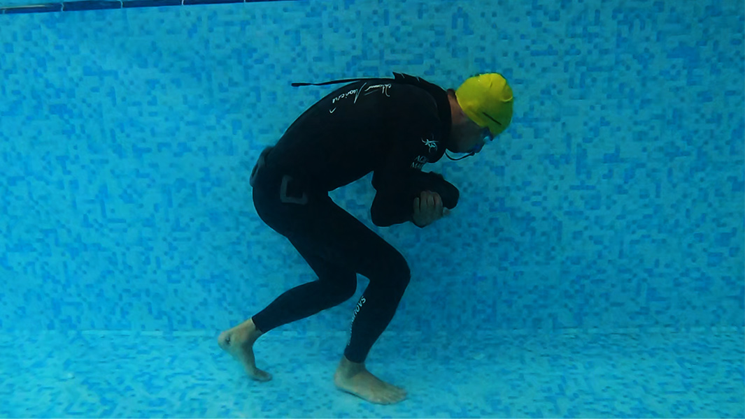 Freediver walks 107 m underwater in one breath to break record