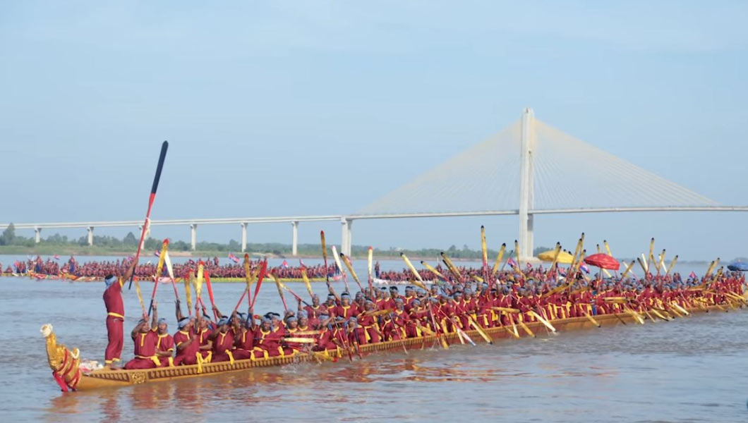 Record-breaking dragon boat is almost the same length as the Statue of Liberty