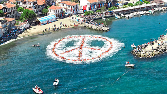 Giant floating human peace symbol in Turkish sea breaks record