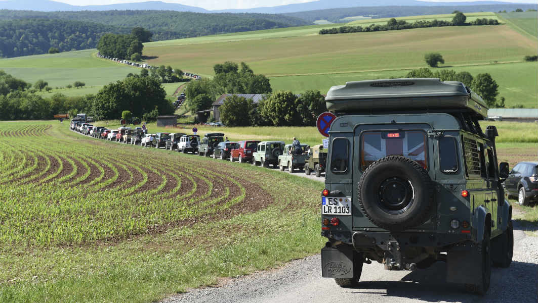 More than 600 cars set new record for largest parade of Land Rovers and Range Rovers
