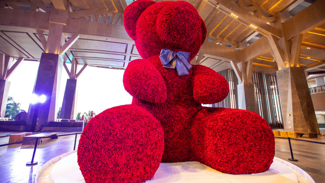 World’s largest rose bear witnesses massive wedding vow renewal 