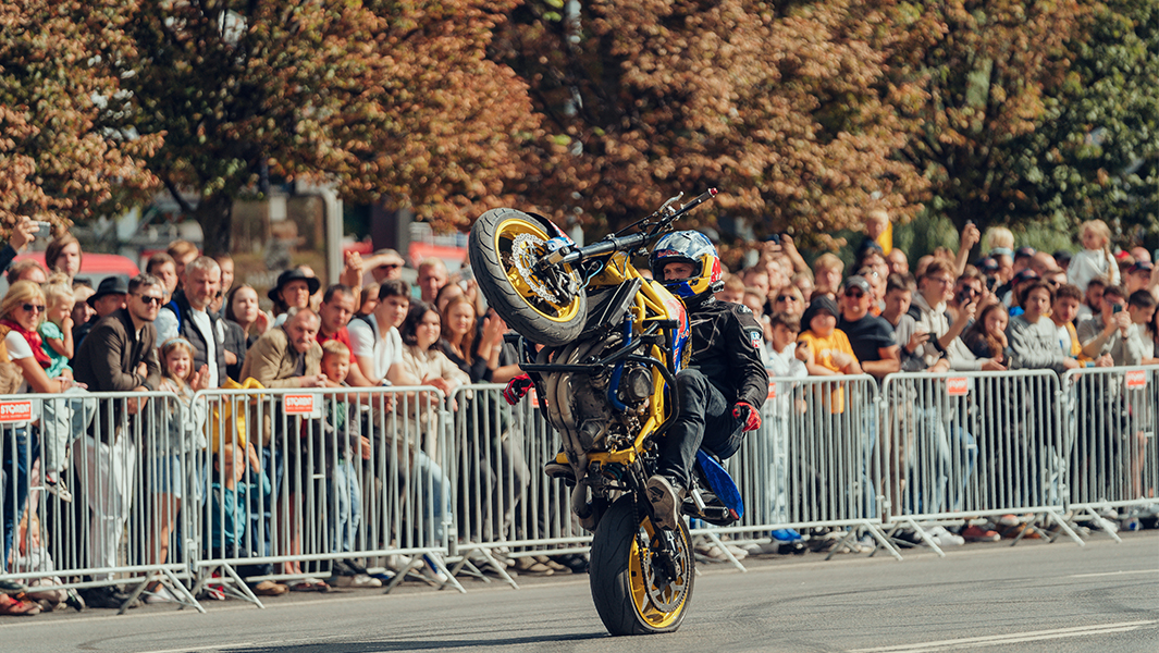 Stunt rider performs longest no-hands motorcycle wheelie ever