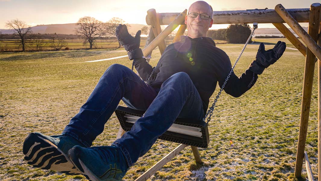 Dad who spent 36 hours on a swing finds love while breaking a record