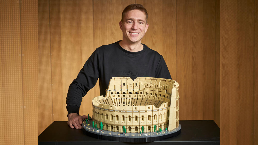 LEGO® Colosseum breaks record for largest set ever with over 9,000 pieces 