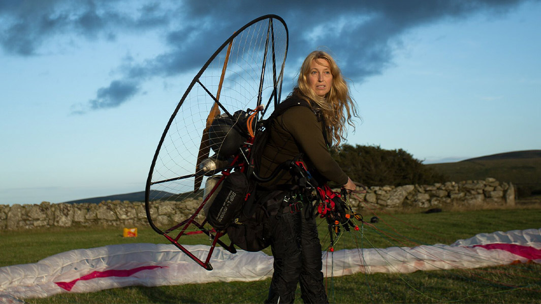 "Human Swan" Sacha Dench sets record crossing the English Channel