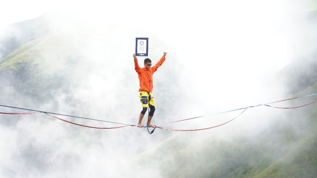 Daredevil athlete conquers 100-m slackline high above the ground in record time