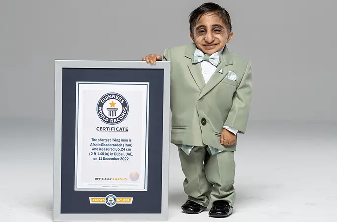 Smallest man with certificate
