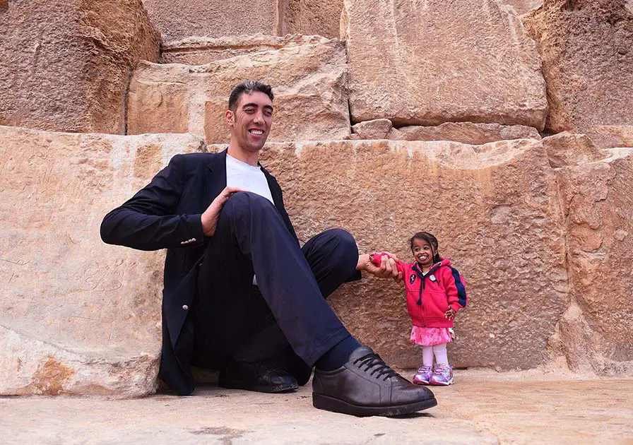 worlds tallest man next to worlds shortest woman