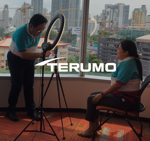 Terumo - man adjusting selfie camera light and woman sitting in front of the light