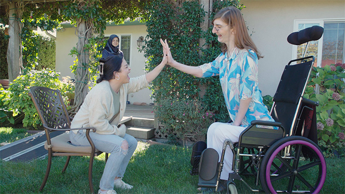 Rumeysa and Sam compare hand size