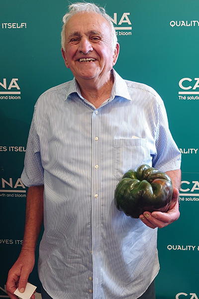 man holding the heaviest bell pepper