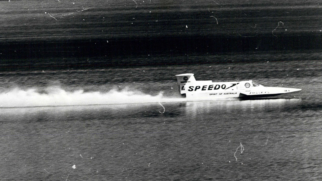 Spirit of Australia driving on water