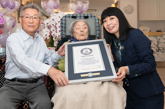 Tomiko receiving GWR certificate