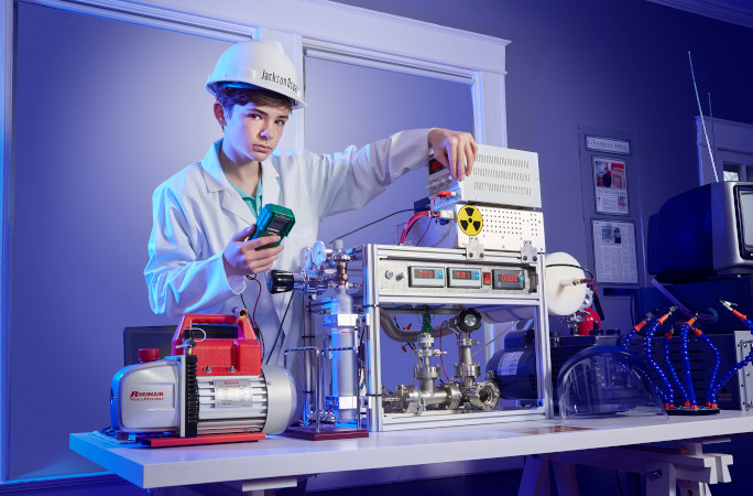 Jackson Oswalt posing with his nuclear fusion reactor