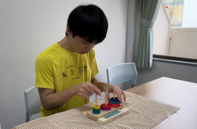 Keita Hattori stacking the Tower of Hanoi