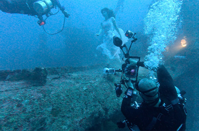 Steven Haining photographing underwater