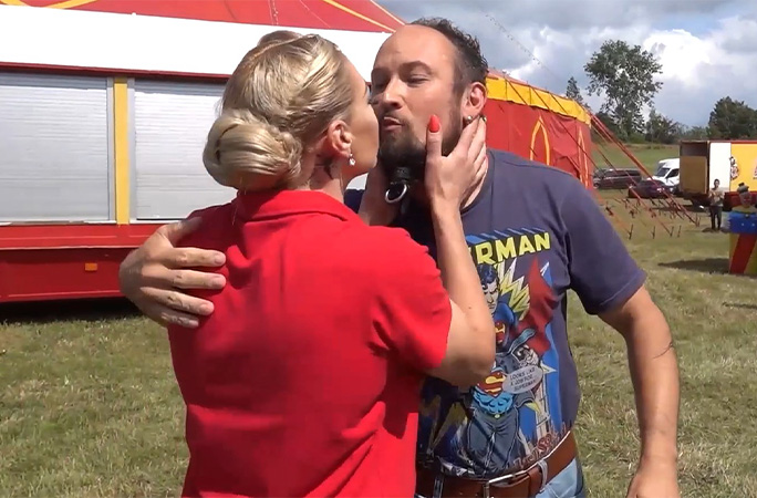 Vita congratulates Leonardo with a kiss