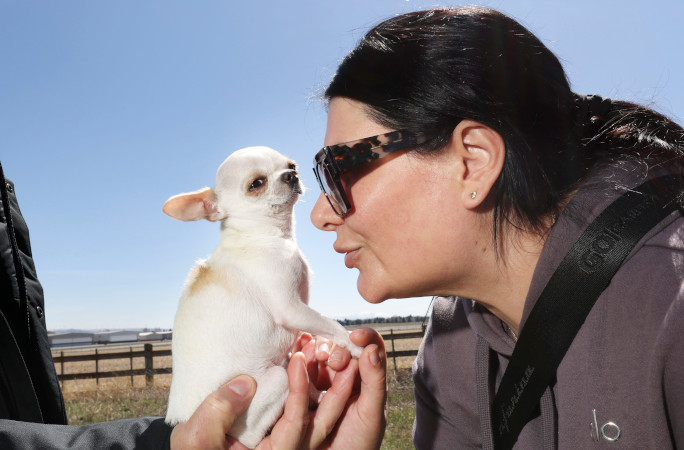 Vanesa kissing Pearl
