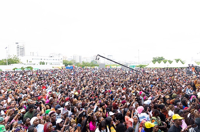 massive crowd watching Hilda make the rice