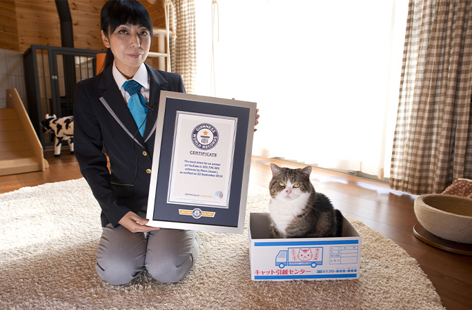 Maru getting his certificate