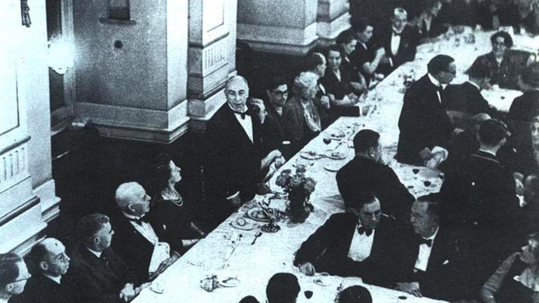 Paranormal investigator Harry Price addressing the Ghost Club in the 1930s
