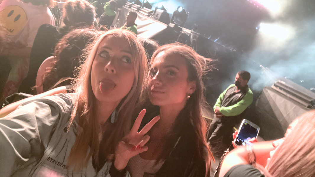 Luisa and her sister at a Justin Bieber concert