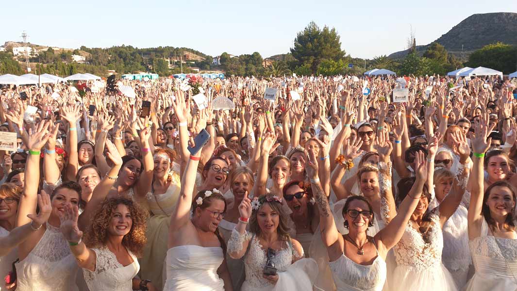 Largest-gathering-of-people-dressed-as-brides-header