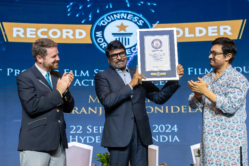 Chiranjeevi-holding-GWR-certificate-with-adjudicator-aside