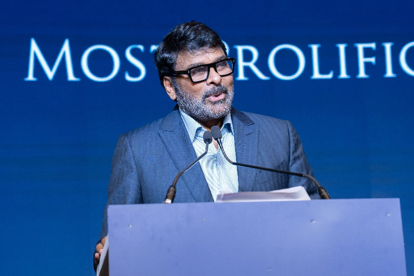 Chiranjeevi-making-speach-on-stage