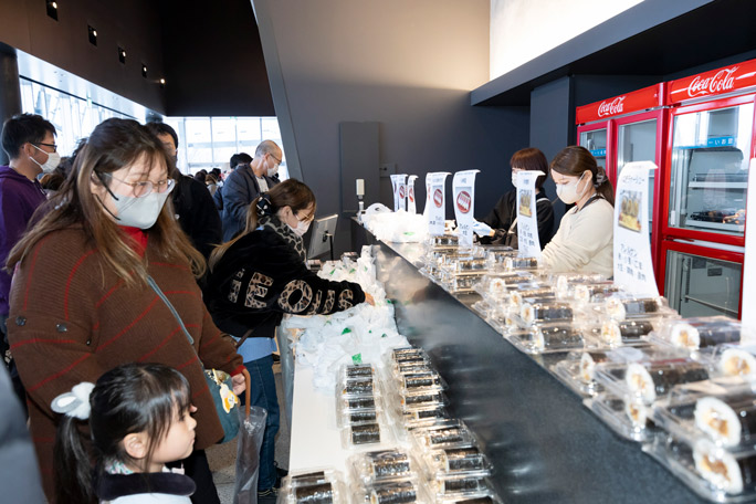 People picking up ehomaki