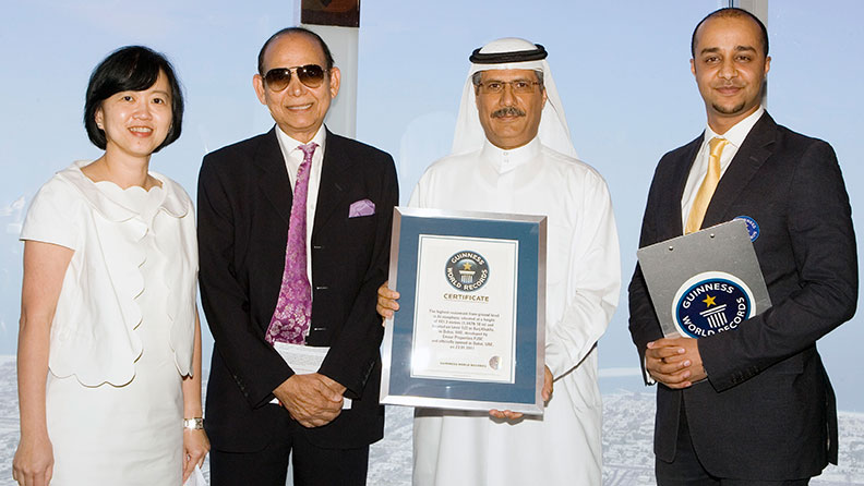 record holders holding certificate for the highest restaurant from the ground level