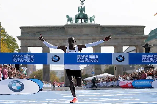 eliud kipchoge finishing a race