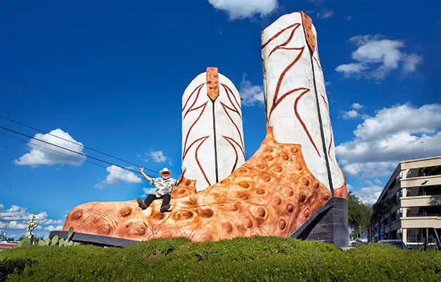 Largest cowboy boot sculpture